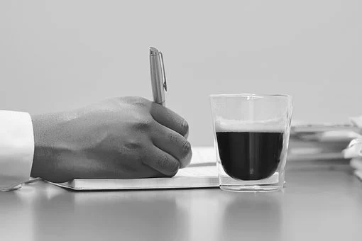 photo de quelqu'ub qui écrit libre de droit